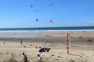 Camping Le Grand Large - Camper am Strand vom Campingplatz am Atlantischen Ozean