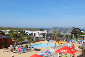 Camping Le Grand Large - Pool vom Campingplatz mit Liegestühlen in der Sonne
