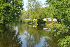 Camping Le Grand Paris - Blick auf den Campingplatz am Fluss im Vexin Français Natural Regional Park