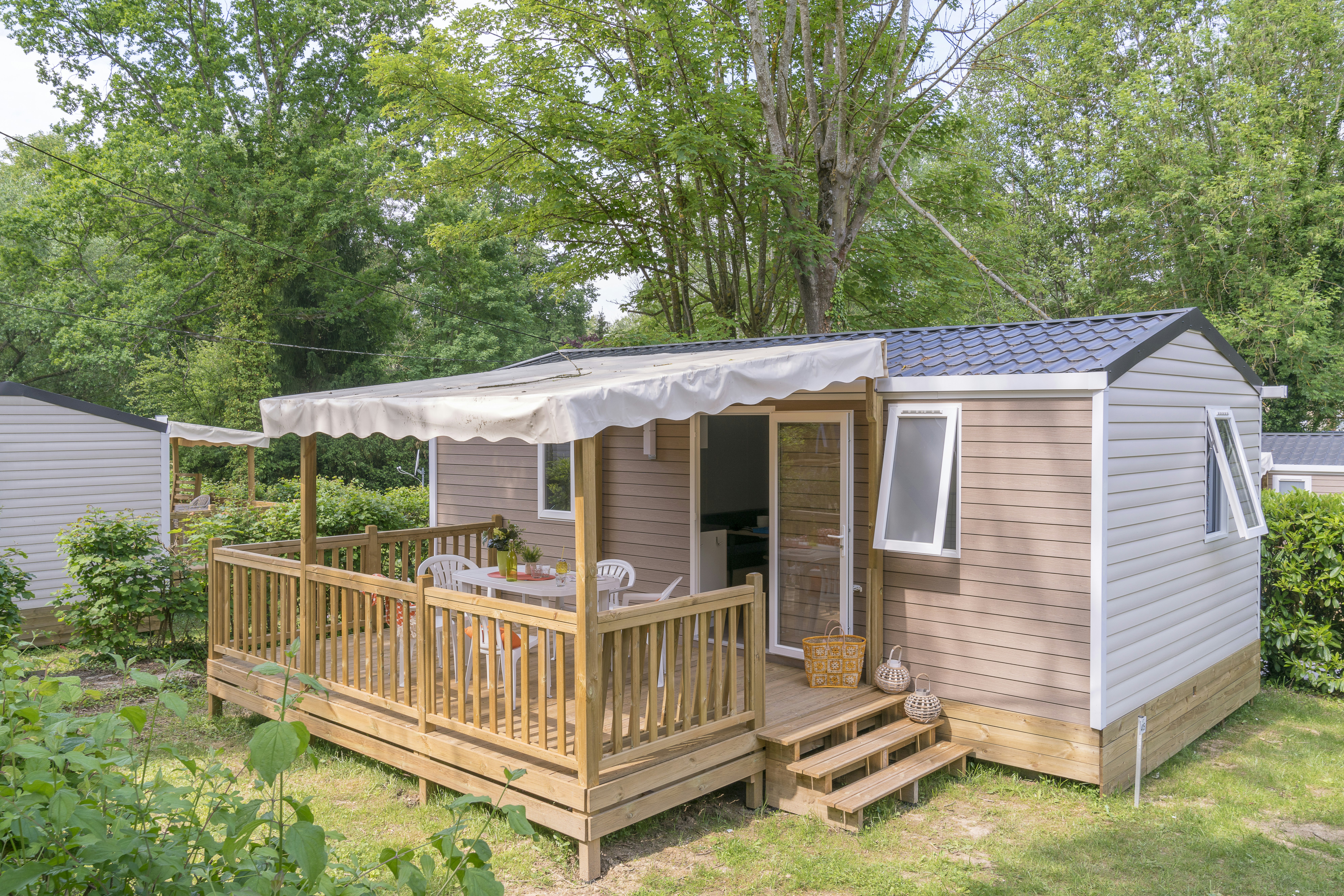 Camping Le Grand Paris  - Mobilheim mit Veranda auf dem Campingplatz