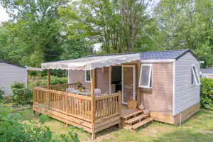 Camping Le Grand Paris - Mobilheim mit Veranda auf dem Campingplatz