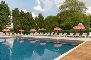Camping Le Grand Paris - Pool mit Liegestühlen und Sonnenschirmen auf dem Campingplatz