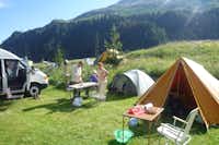 Camping Le Grand Saint Bernard -  Zeltstellplätze mit Blick auf die Berge auf dem Campingplatz