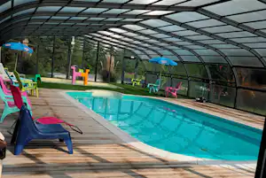 Camping Le Grun de Chignore - Pool mit Überdachung auf dem Campingplatz