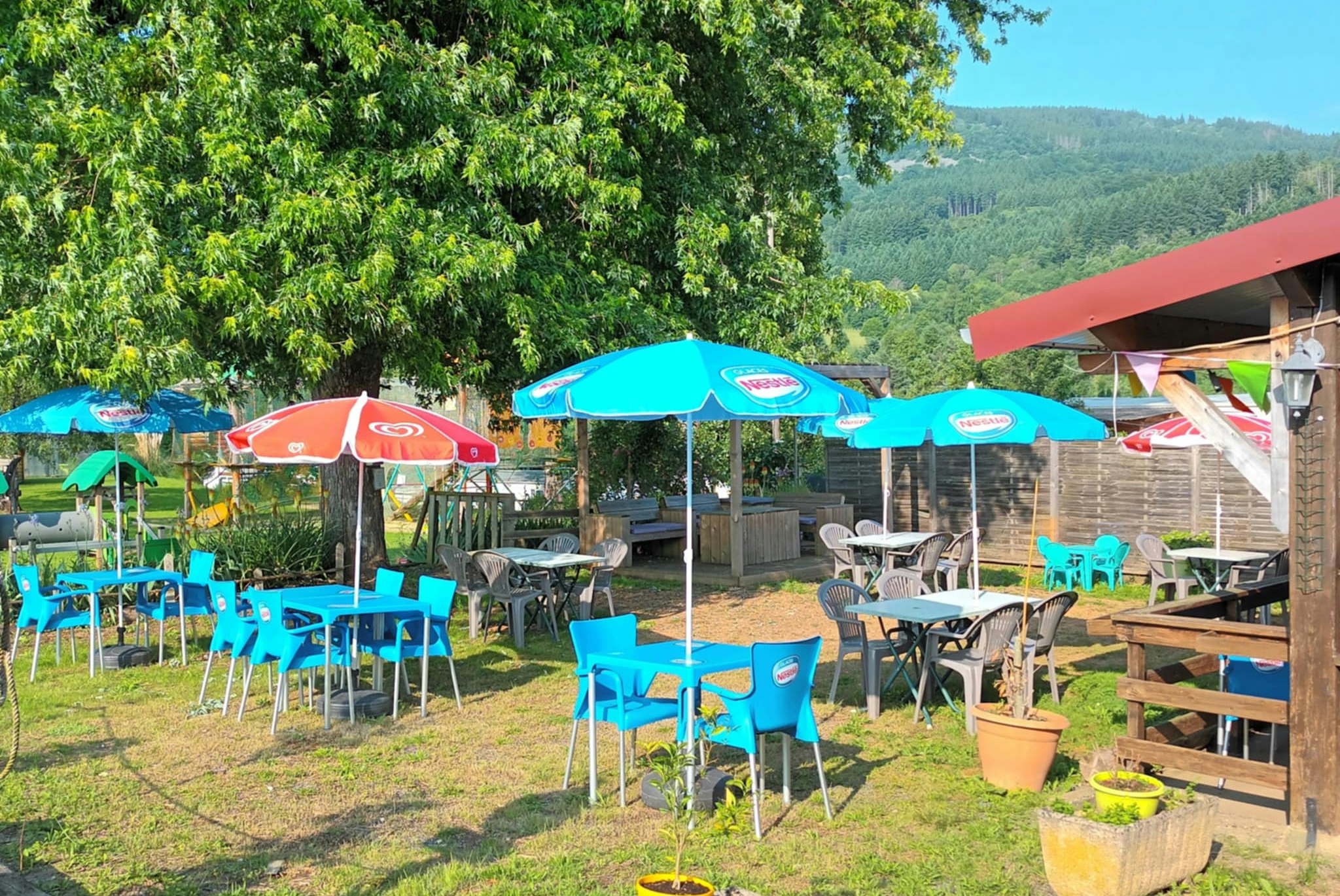 Camping Le Grun de Chignore - Terrasse der Bar auf dem Campingplatz