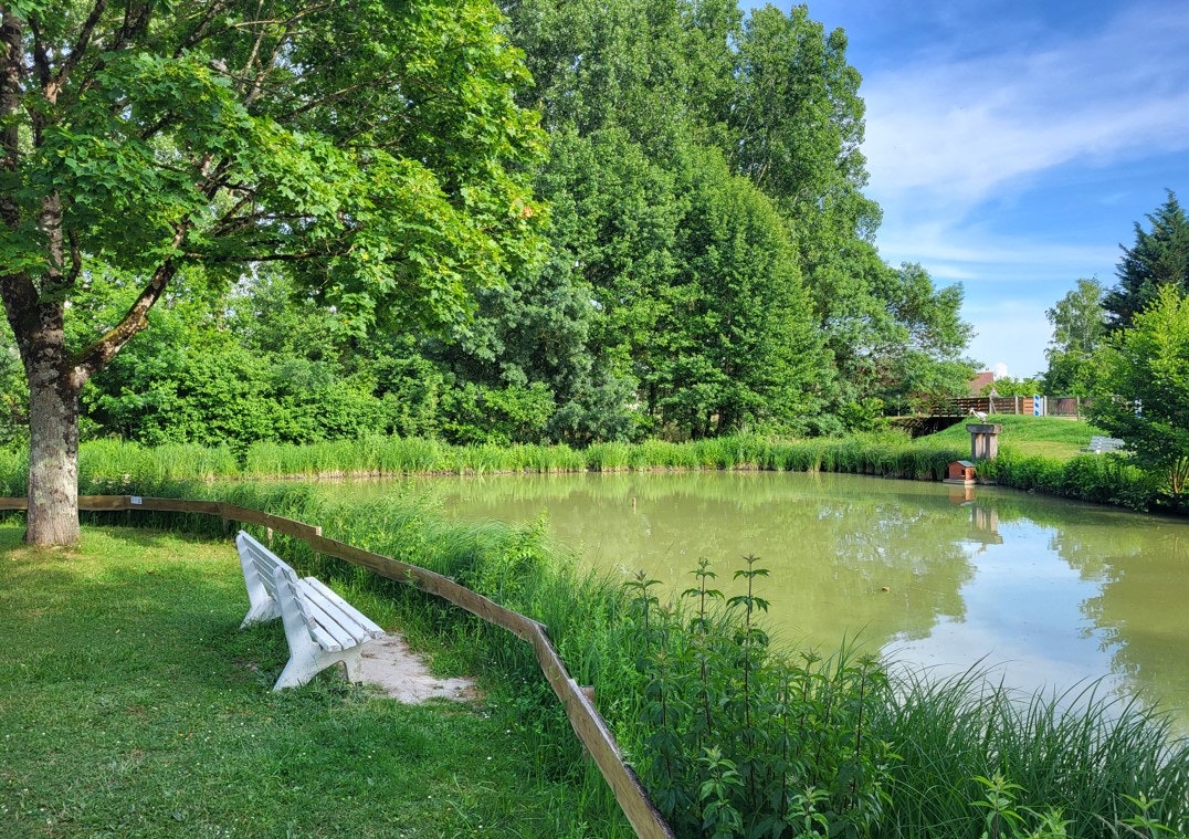 Camping Le Gué - Parkbank mit Blick auf den Teich