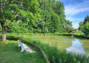 Camping Le Gué - Parkbank mit Blick auf den Teich
