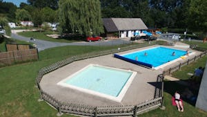 Camping Le Gué - Pool im Freien auf dem Campingplatz