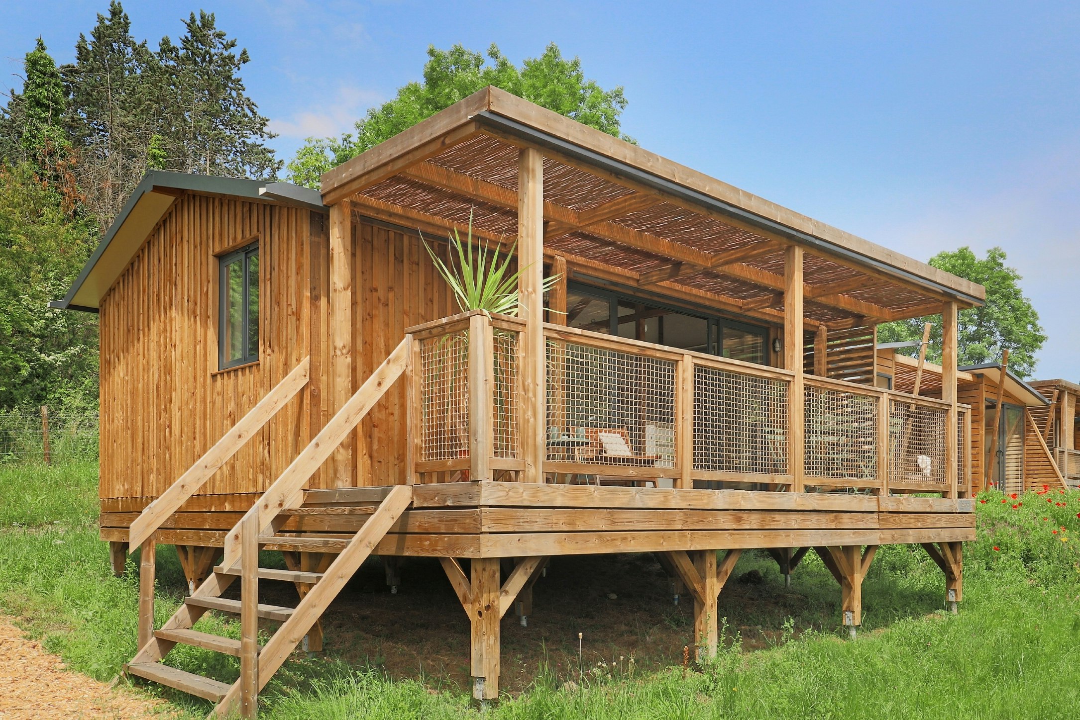 Camping Le Hameau des Champs  - Mobilheim mit Terrasse auf dem Campingplatz