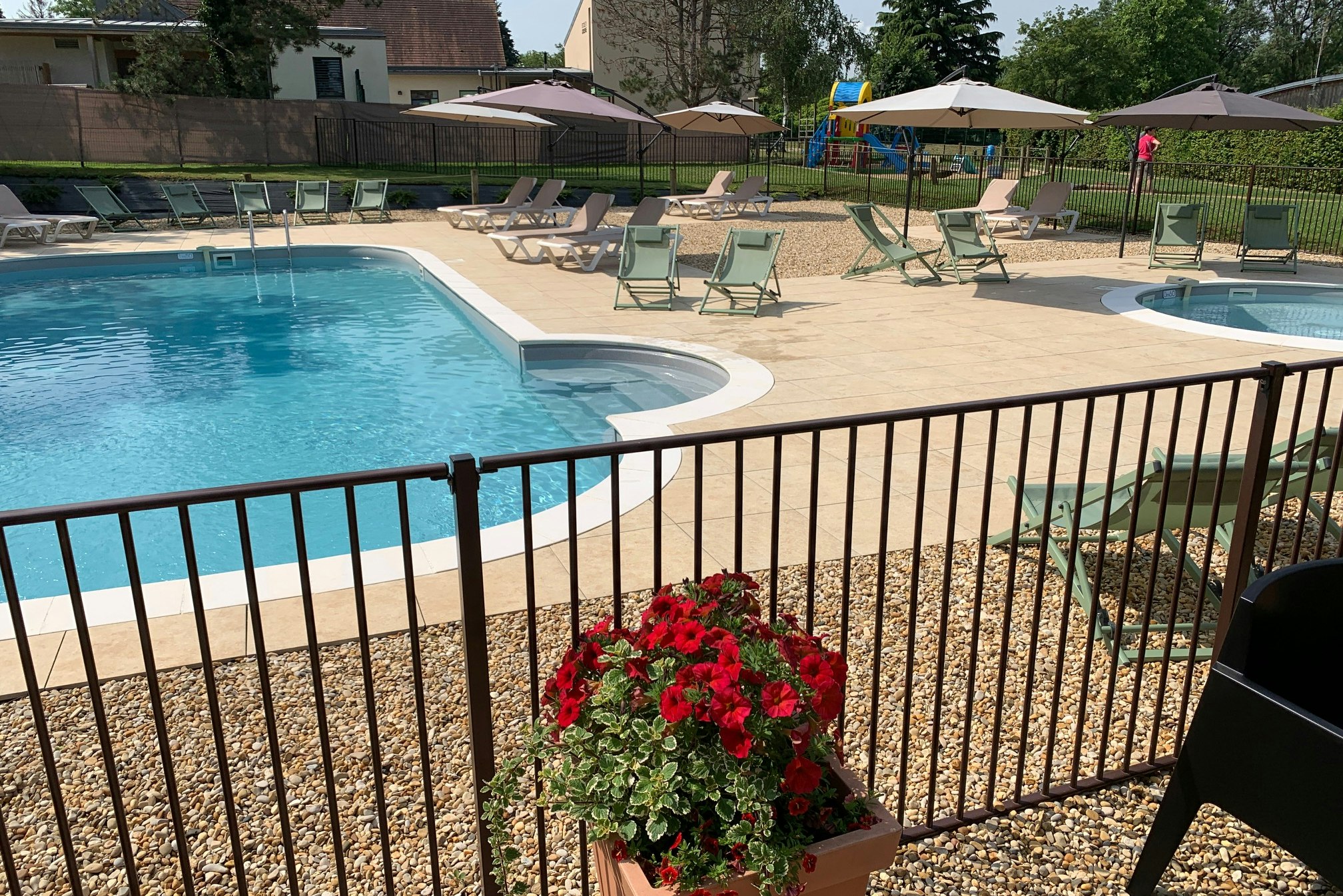 Camping Le Hameau des Champs  - Pool im Freien mit Liegestühlen und Sonnenschirmen