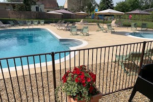 Camping Le Hameau des Champs - Pool im Freien mit Liegestühlen und Sonnenschirmen