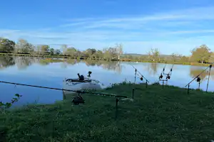 Camping Le Hameau des Champs - Angelstellen im Fluss am Campingplatz