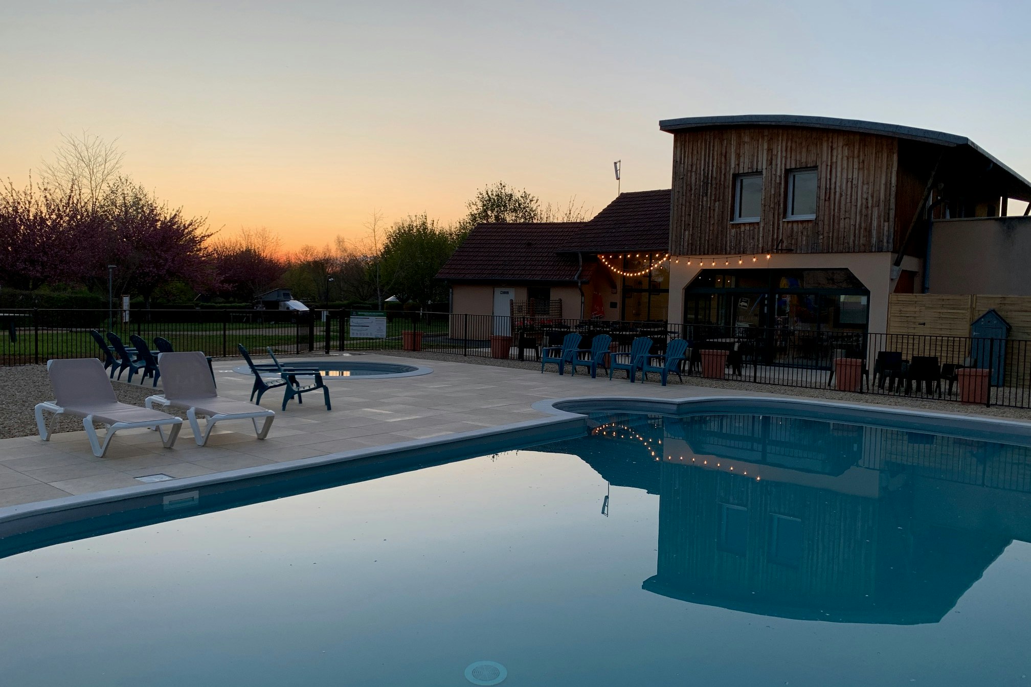Camping Le Hameau des Champs - Pool im Freien bei Sonnenuntergang