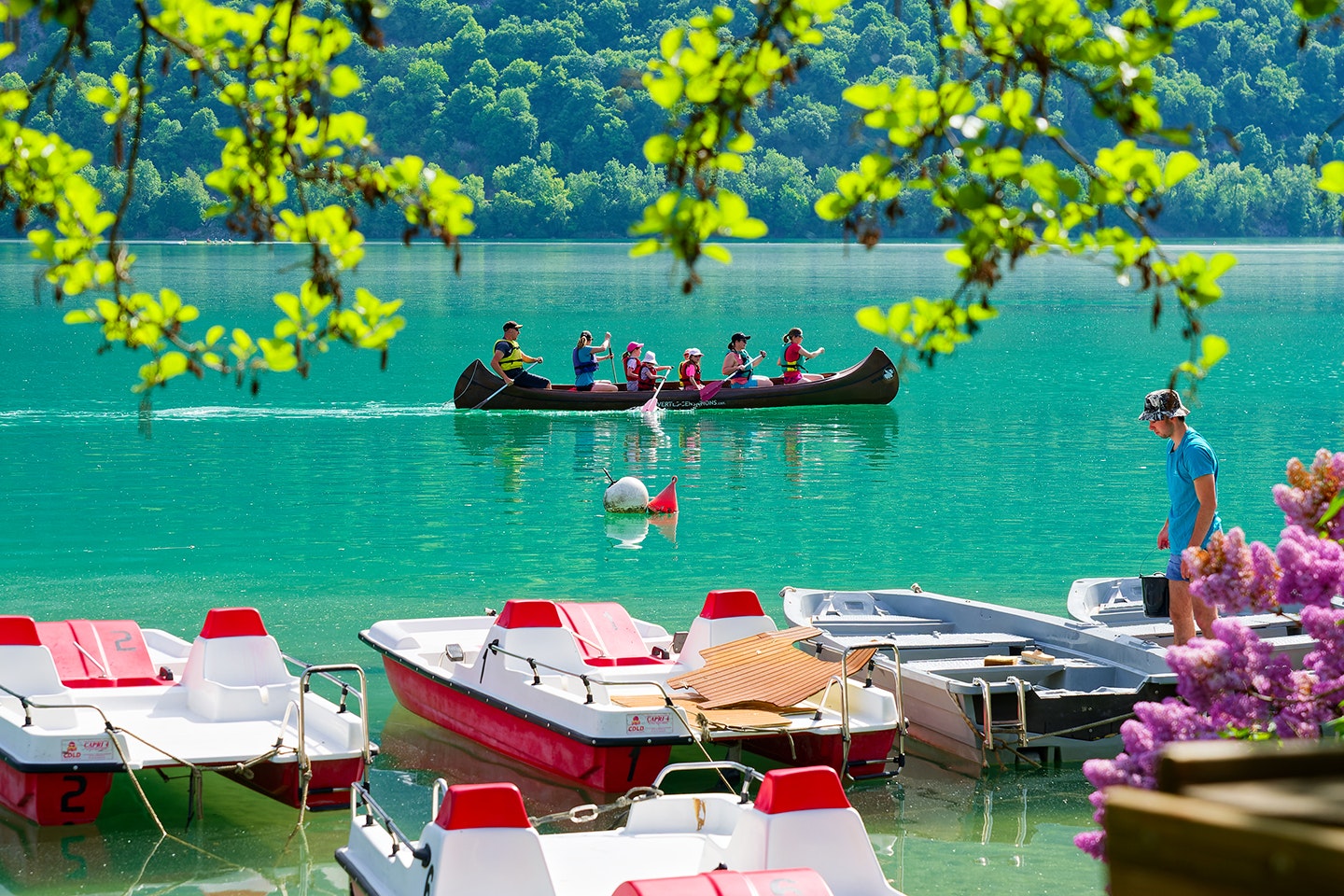Camping Le Hameau Des Pêcheurs - Blick auf den See mit Tretbootverleih