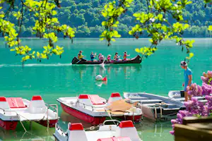 Camping Le Hameau Des Pêcheurs - Blick auf den See mit Tretbootverleih