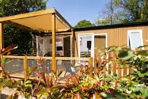 Camping Le Haras - Mobilheim mit Terrasse auf dem Campingplatz