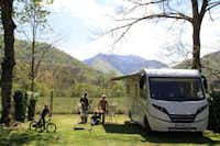 Camping Le Haut Salat - Gäste vom Campingplatz auf dem Wohnwagenstellplatz mit Blick auf die Pyrenäen 