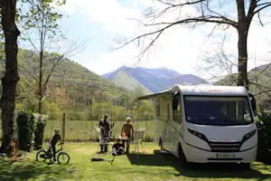 Camping Le Haut Salat - Gäste vom Campingplatz auf dem Wohnwagenstellplatz mit Blick auf die Pyrenäen