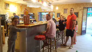 Camping Le Haut Salat - Gäste vom Campingplatz genießen ihre Getränke in der lokalen Bar