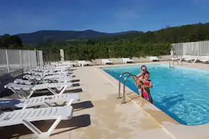 Camping Le Haut Salat - Poolbereich mit Liegestühlen auf dem Campingplatz