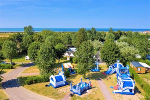 Camping Capfun Havre de Bernières - Campingplatz mit Hüpfburgen für Kinder aus der Vogelperspektive