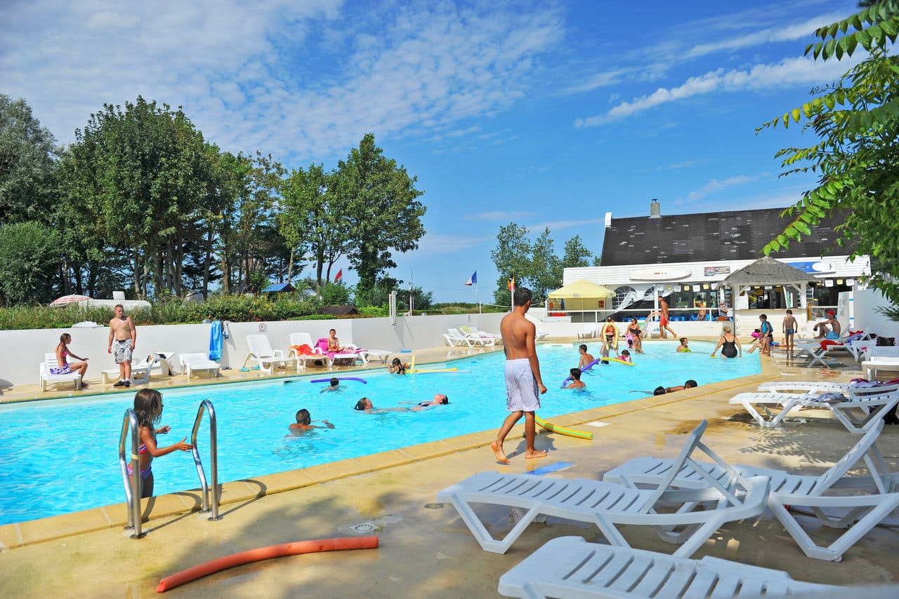 Camping Capfun Havre de Bernières  - Pool im Freien mit Liegestühlen und Sonnenschirmen