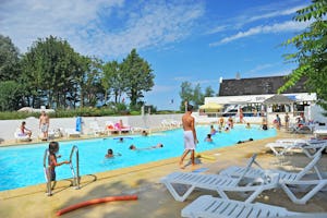 Camping Capfun Havre de Bernières - Pool im Freien mit Liegestühlen und Sonnenschirmen