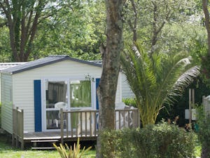 Camping Le Helles - Mobilheim mit Terrasse auf dem Campingplatz