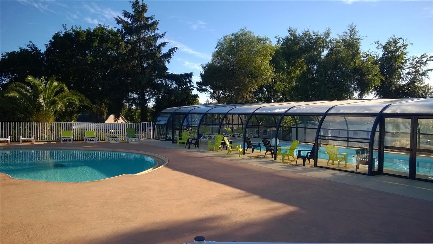 Camping Le Helles - Überdachter Pool auf dem Campingplatz