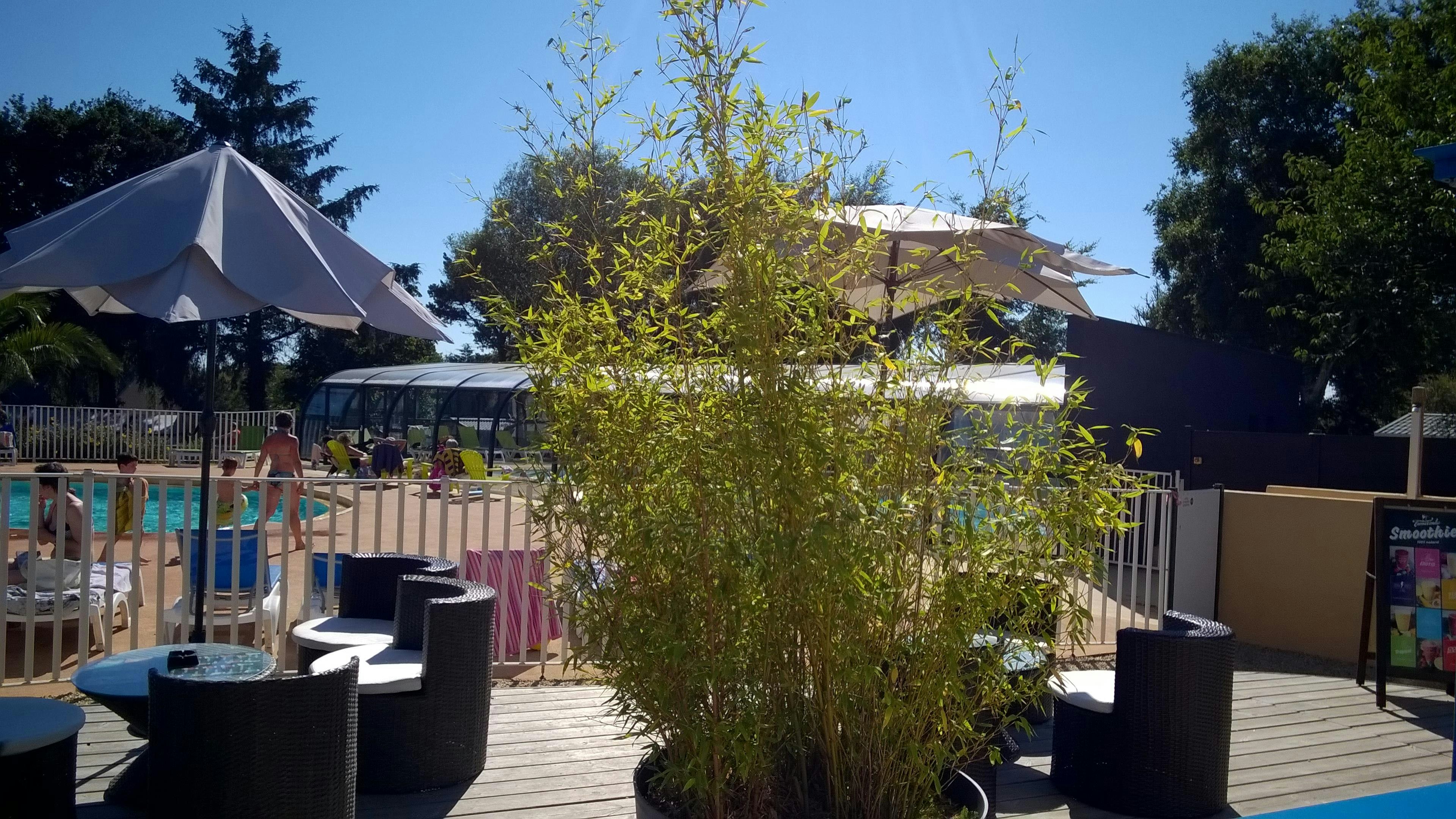 Camping Le Helles - Terrasse am Pool des Campingplatzes