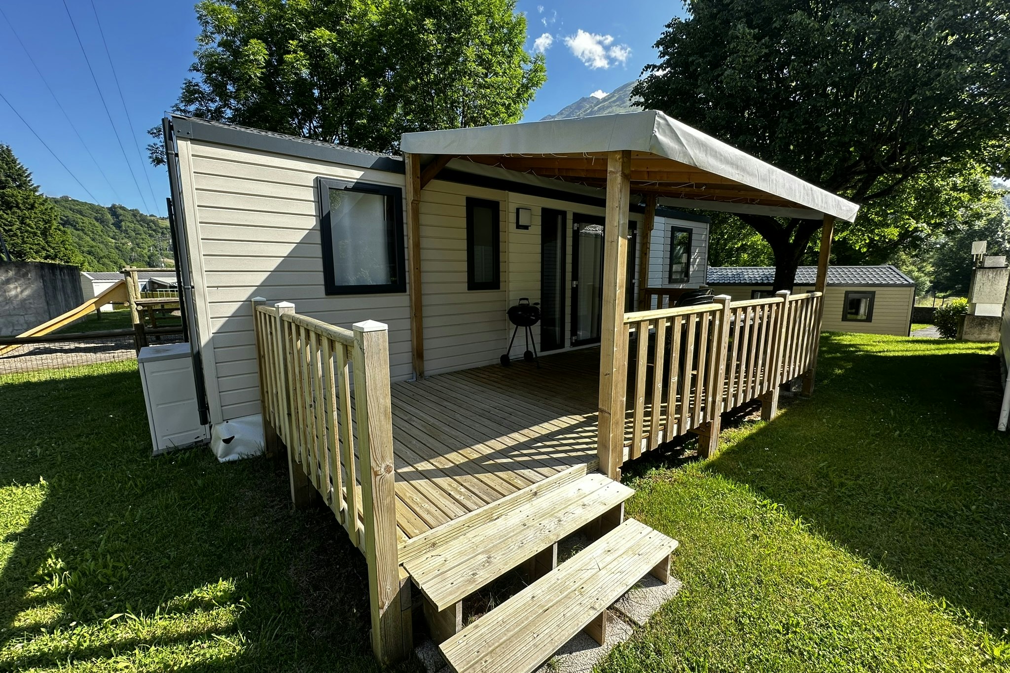 Camping Le Hounta  - Mobilheim mit Terrasse auf dem Campingplatz