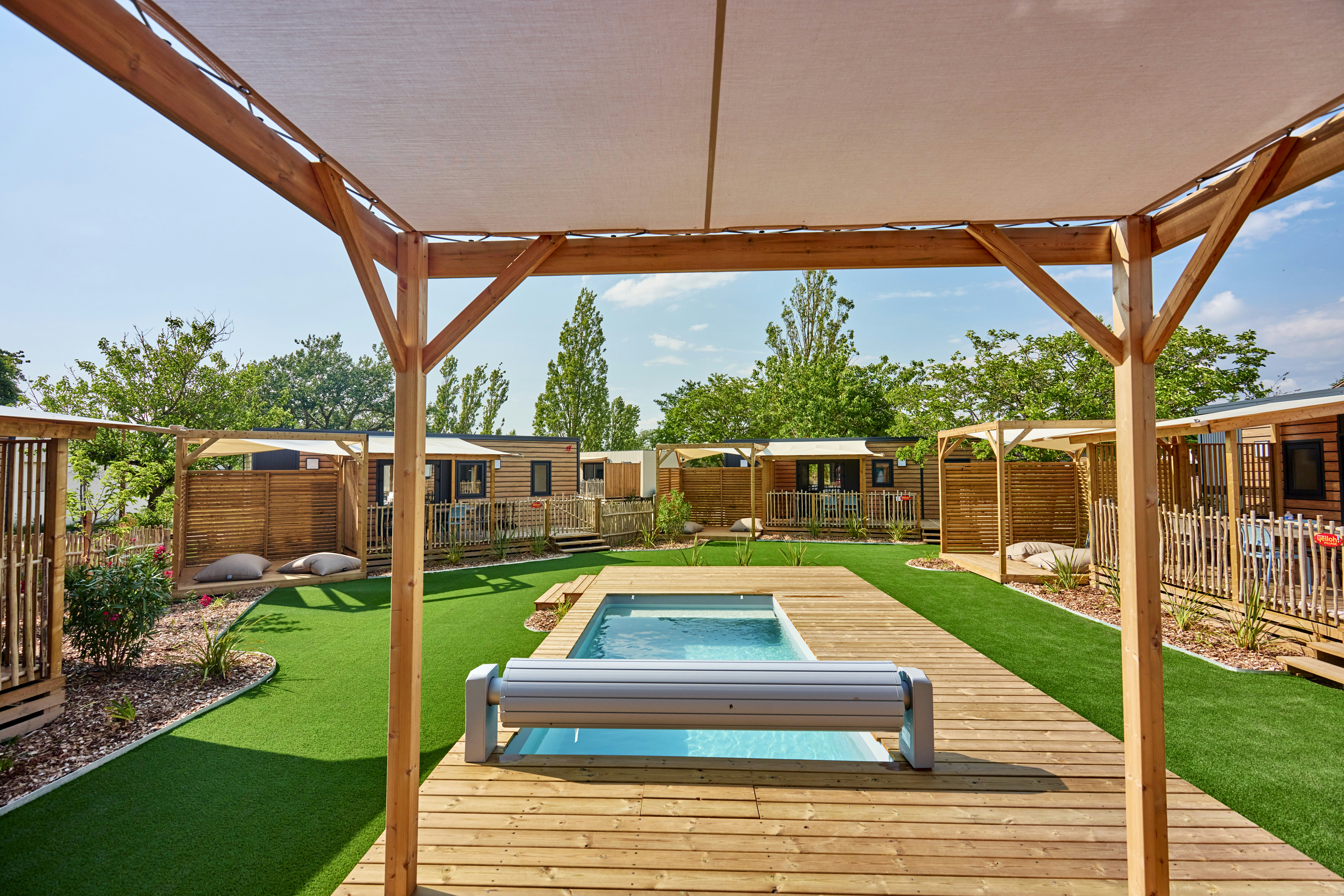 Yelloh! Village Le Jard  Camping Le Jard - Blick auf den Pool zwischen den Mobilheimen