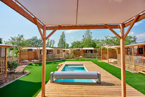 Yelloh! Village Le Jard Camping Le Jard - Blick auf den Pool zwischen den Mobilheimen