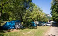 Camping Le Jardin des Cevennes - Zeltplatz im Schatten der Bäume mit Blick auf Berge auf dem Campingplatz