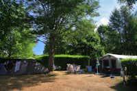 Camping Le Jardin des Cevennes - Zeltplatz im grünen Schatten auf dem Campingplatz