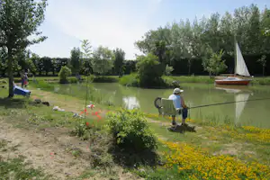 Domaine Le Jardin du Marais - Gäste angeln auf dem Campingplatz