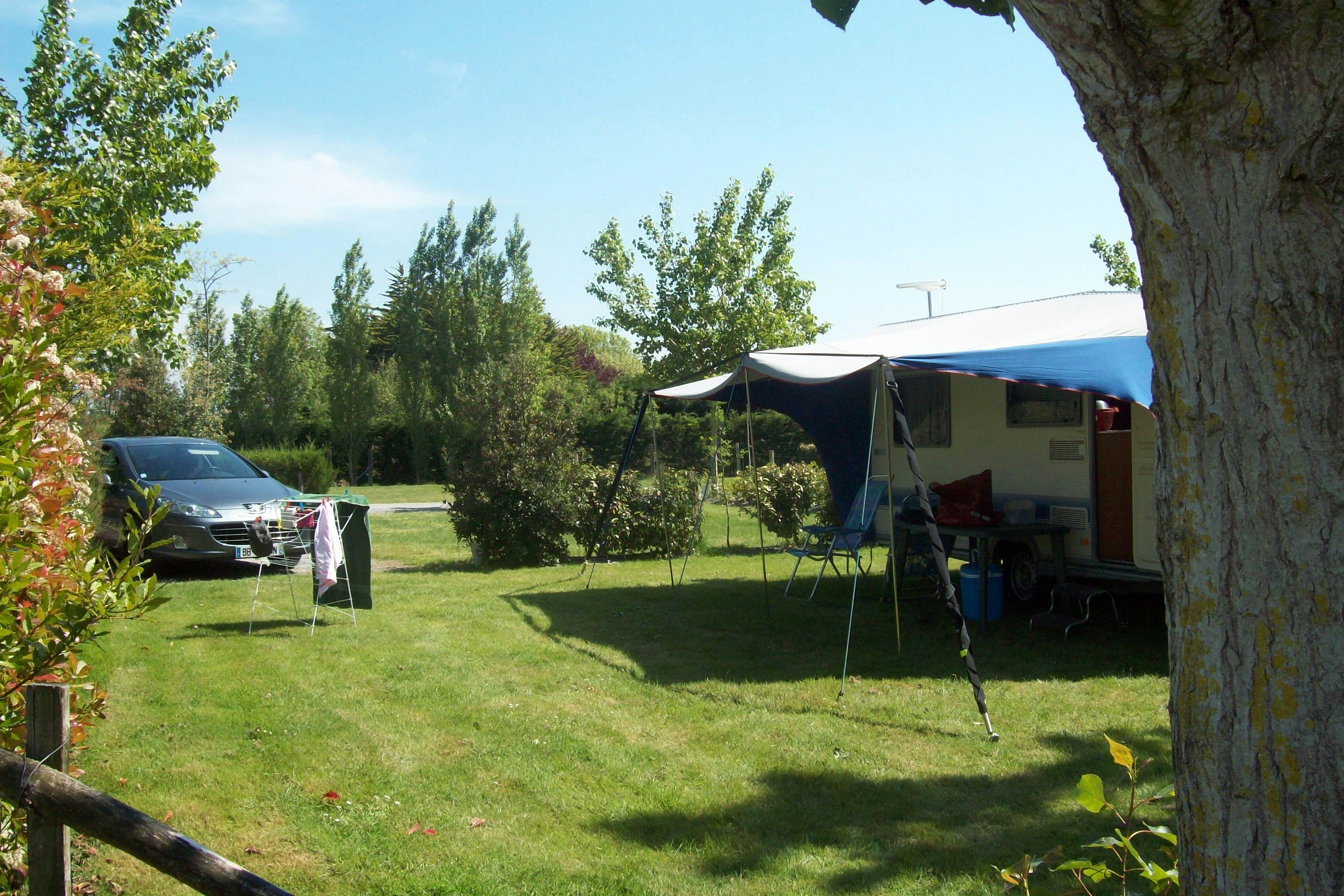 Domaine Le Jardin du Marais - Wohnmobil- und  Wohnwagenstellplätze auf der Wiese