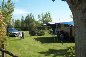 Domaine Le Jardin du Marais - Wohnmobil- und Wohnwagenstellplätze auf der Wiese