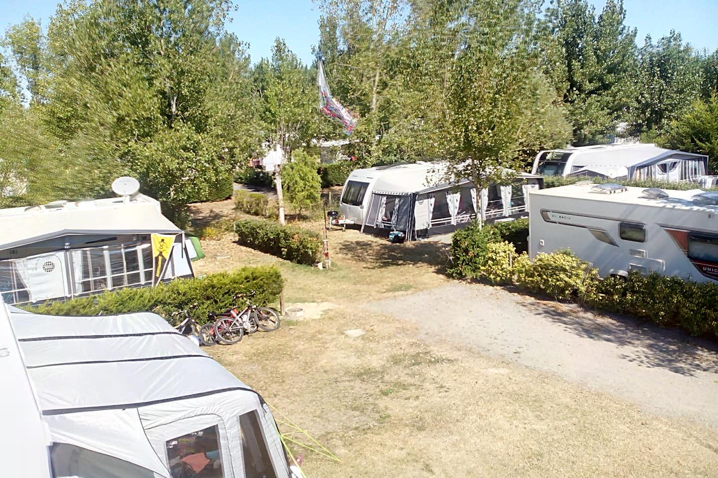 Domaine Le Jardin du Marais - Wohnwagenstellplätze auf dem Campingplatz
