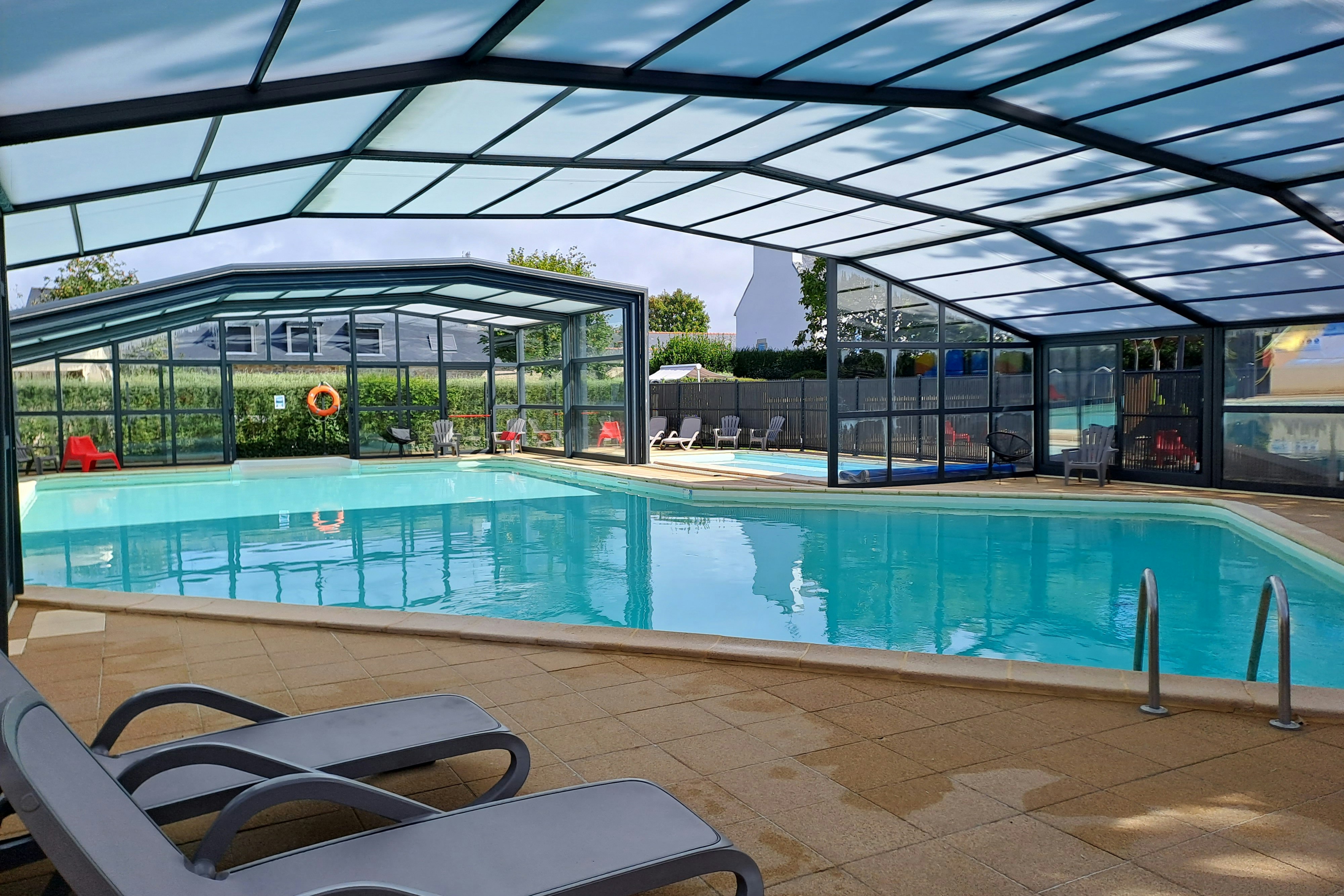 Camping Le Kervastard - Beheizter Pool mit Überdachung auf dem Campingplatz