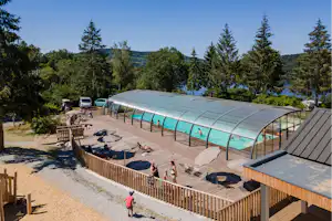 Huttopia Lac de Siauve Camping Le Lac de la Siauve - Blick auf den überdachten Pool auf dem Campingplatz