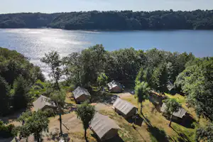 Huttopia Lac de Siauve Camping Le Lac de la Siauve - Blick auf die Mietunterkünfte aus der Vogelperspektive