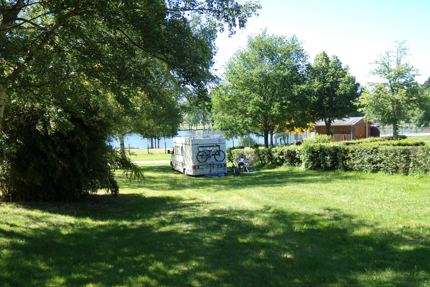 Camping Le Lac de Mondon  -  Stellplatz vom Campingplatz mit Blick auf den See