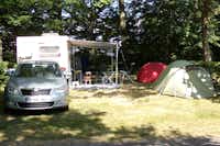 Camping Le Lac de Mondon  -  Wohnwagen- und Zeltstellplatz vom Campingplatz im Grünen