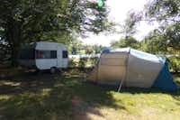 Camping Le Lac de Mondon  -  Wohnwagen- und Zeltstellplatz vom Campingplatz mit Blick auf den See