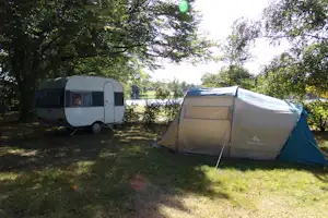 Camping Le Lac de Mondon - Wohnwagen- und Zeltstellplatz vom Campingplatz mit Blick auf den See