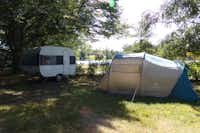 Camping Le Lac de Mondon  -  Wohnwagen- und Zeltstellplatz vom Campingplatz mit Blick auf den See