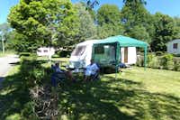 Camping Le Lac de Mondon  -  Wohnwagenstellplatz und Wohnmobilstellplatz vom Campingplatz auf grüner Wiese