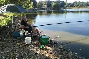 Camping Le Lac de Mondon - Angeln am See vom Campingplatz