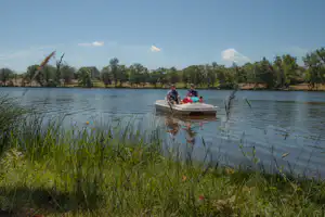 Camping Le Lac de Mondon - Tretboot fahren auf dem See vom Campingplatz
